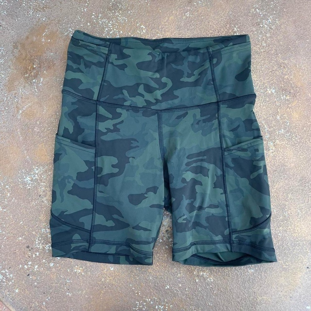 Lululemon Green camo biker shorts sz 4
